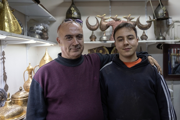Baba-oğul kalemkarlık zanaatını yaşatmaya çalışıyor