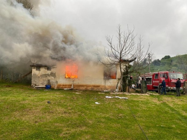 Babaannesinin de içinde olduğu evi benzin dökerek yaktı
