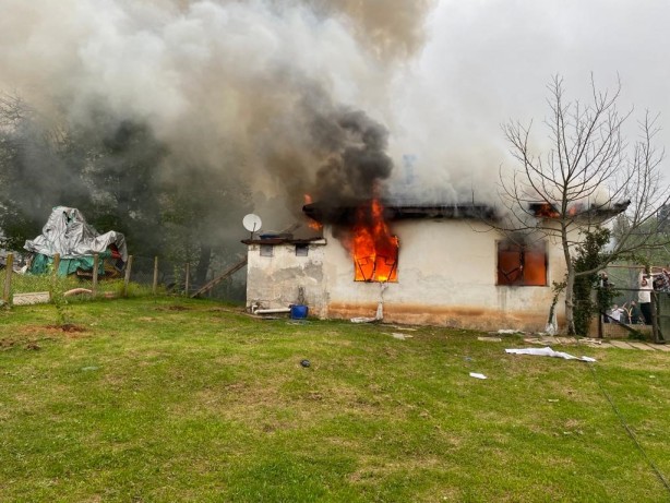 Foto - Babaannesinin de içinde olduğu evi benzin dökerek yaktı