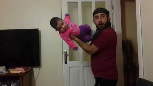 Foto - Babalara çocuk emanet edilirse...