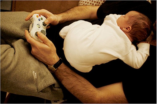 Foto - Babalara çocuk emanet edilirse...