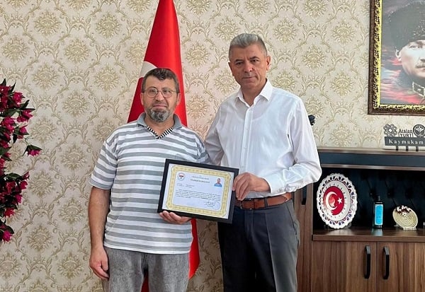 Foto - Babasından öğrendi günde 3 kez tüm sokakları süpürüyor! Bu mahallede çöp görmek mümkün değil