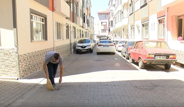 Foto - Babasından öğrendi günde 3 kez tüm sokakları süpürüyor! Bu mahallede çöp görmek mümkün değil