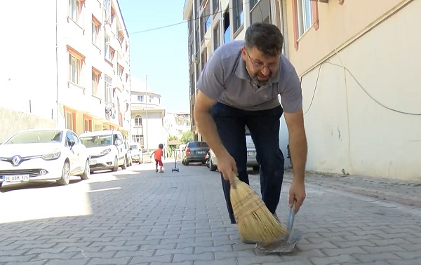 Foto - Babasından öğrendi günde 3 kez tüm sokakları süpürüyor! Bu mahallede çöp görmek mümkün değil