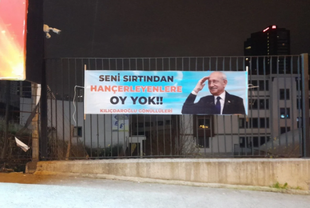 Foto - ‘Baba’sını deviren Ekrem’e mesaj! İstanbul’un göbeğinde şaşırtan pankartlar