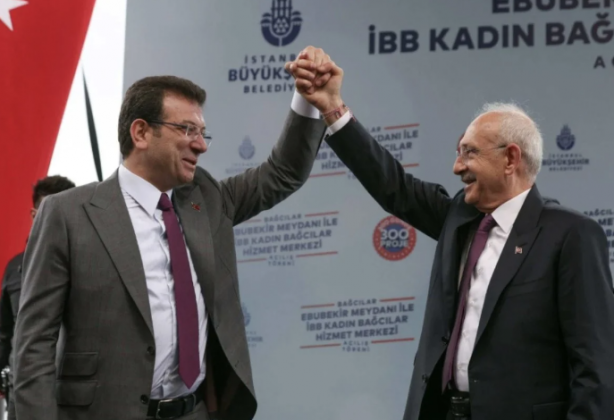 Foto - ‘Baba’sını deviren Ekrem’e mesaj! İstanbul’un göbeğinde şaşırtan pankartlar