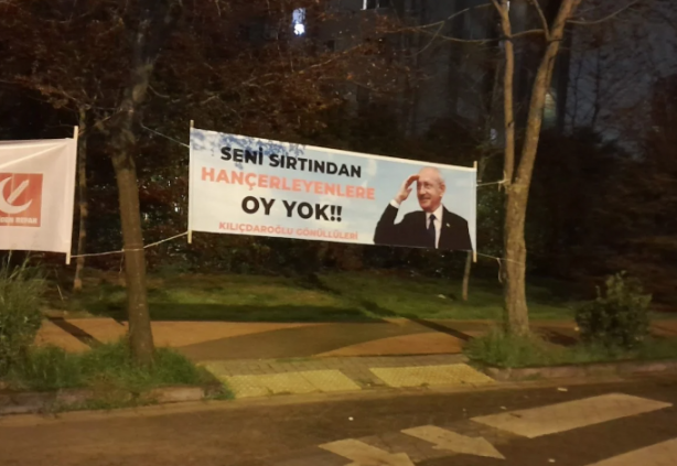 Foto - ‘Baba’sını deviren Ekrem’e mesaj! İstanbul’un göbeğinde şaşırtan pankartlar