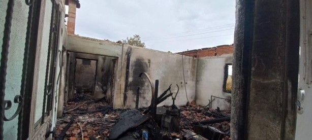 Foto - Baca temizliği yaparken ev alev aldı!