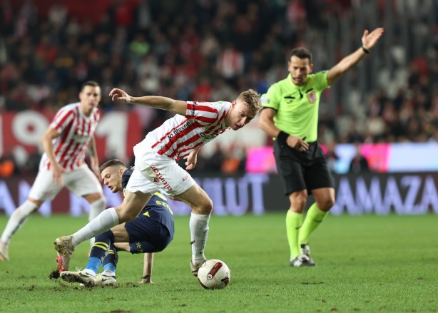 Foto - BAE’den ilginç istek! Rakip forvetleri tir tir titreten Türk oyuncuya talip oldu! Büyük şoku yaşattılar…