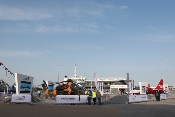 Foto - BAE'li bakan o Türk uçağı karşısında şaşkına döndü! Uzun süre inceledi