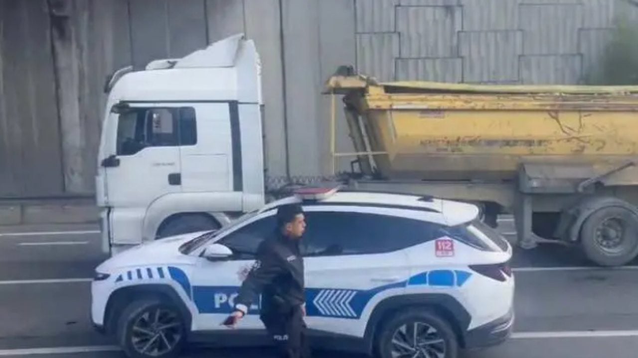 Foto - Bağcılar'da 5 araç birbirine girdi! Tem otoyolu kapandı!