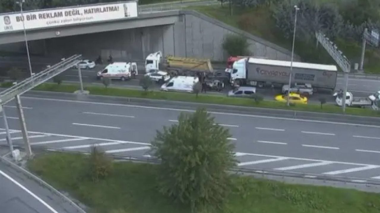 Bağcılar'da 5 araç birbirine girdi! Tem otoyolu kapandı!