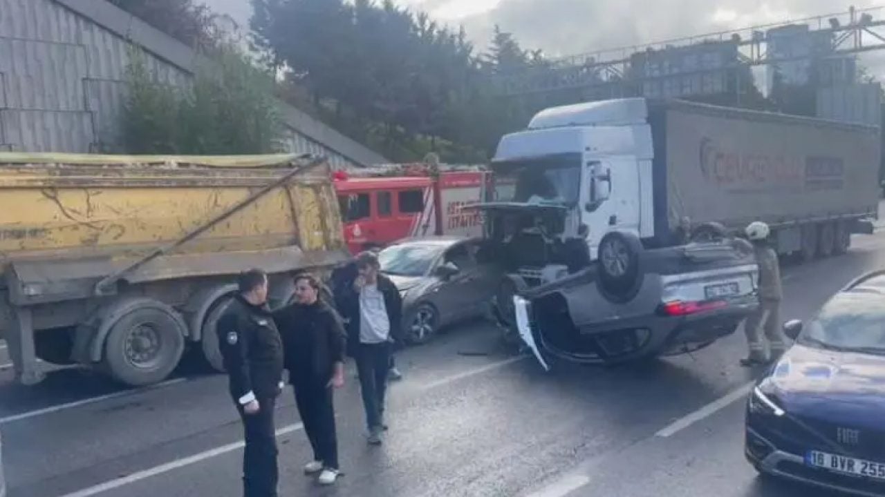 Foto - Bağcılar'da 5 araç birbirine girdi! Tem otoyolu kapandı!