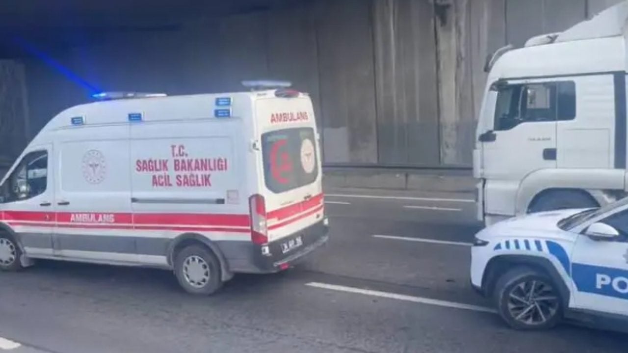 Foto - Bağcılar'da 5 araç birbirine girdi! Tem otoyolu kapandı!