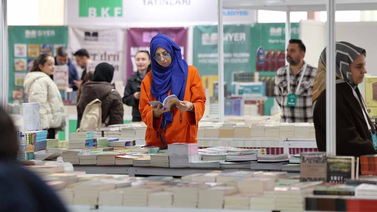 Bağcılar'da kitapseverlerin büyük buluşması : 5. Kitap Fuarı 15 Temmuz Meydanı'nda kapılarını açtı