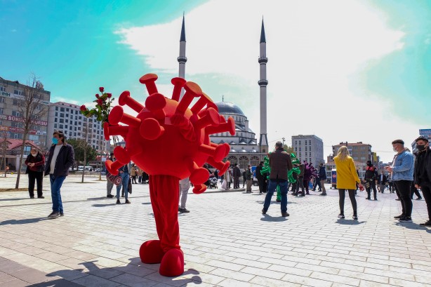 Foto - Bağcılar'da sıra dışı etkinlik! Koronavirüs kostümü giydiler