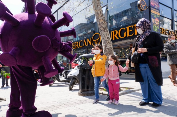 Foto - Bağcılar'da sıra dışı etkinlik! Koronavirüs kostümü giydiler