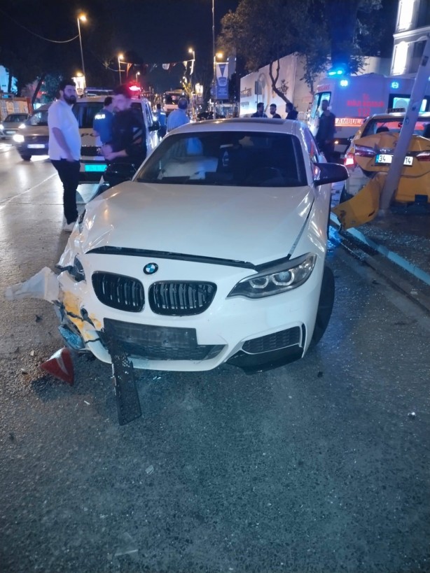 Bağdat Caddesi'nde taksi ile otomobil çarpıştı