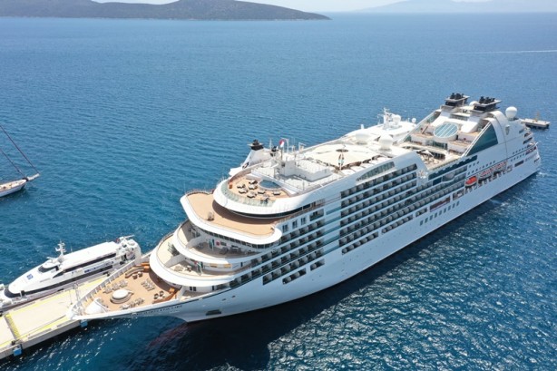 Bahamalar bandıralı 2 kruvaziyer Bodrum'a yanaştı