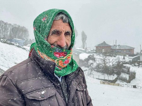 Foto - Bahar beklenirken kış bastırdı! Yaylaya çıkan hayvanların karla mücadelesi