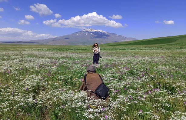 Foto - Bahar çiçekleriyle renklenen Sütey Yaylası ve Süphan Dağı hayranlık uyandırıyor