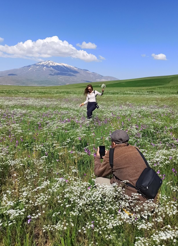Foto - Bahar çiçekleriyle renklenen Sütey Yaylası ve Süphan Dağı hayranlık uyandırıyor