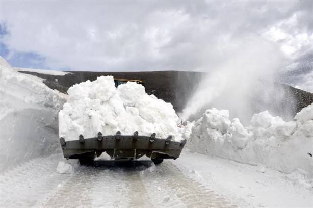 Foto - Baharda 6 metre karla kaplı yolu açmaya çalışıyorlar