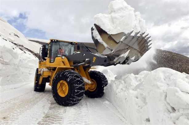 Foto - Baharda 6 metre karla kaplı yolu açmaya çalışıyorlar