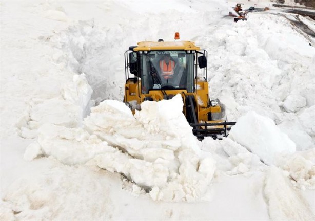 Foto - Baharda 6 metre karla kaplı yolu açmaya çalışıyorlar