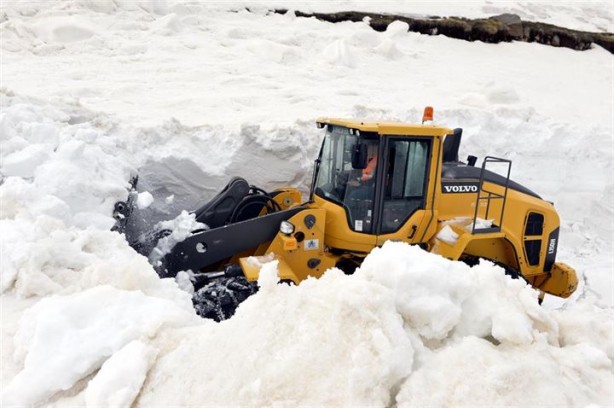 Foto - Baharda 6 metre karla kaplı yolu açmaya çalışıyorlar