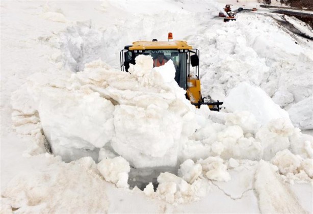 Baharda 6 metre karla kaplı yolu açmaya çalışıyorlar