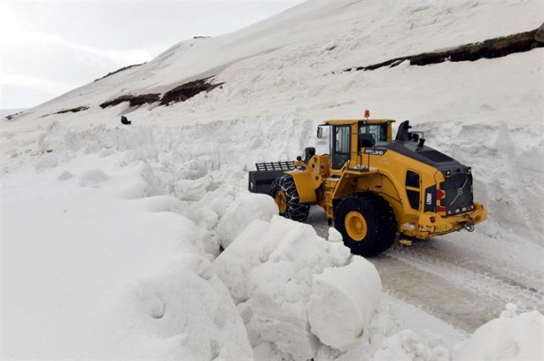 Foto - Baharda 6 metre karla kaplı yolu açmaya çalışıyorlar