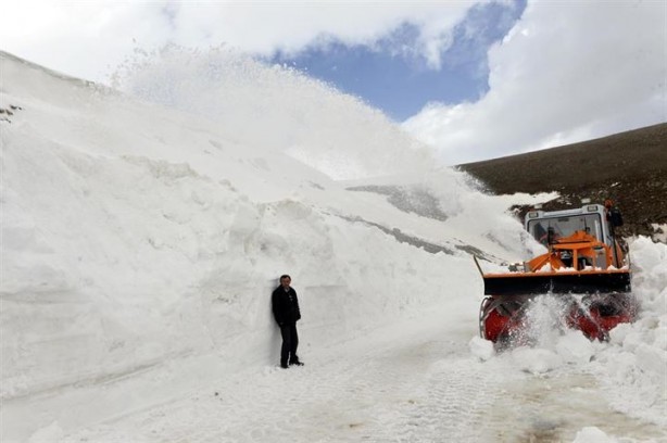 Foto - Baharda 6 metre karla kaplı yolu açmaya çalışıyorlar