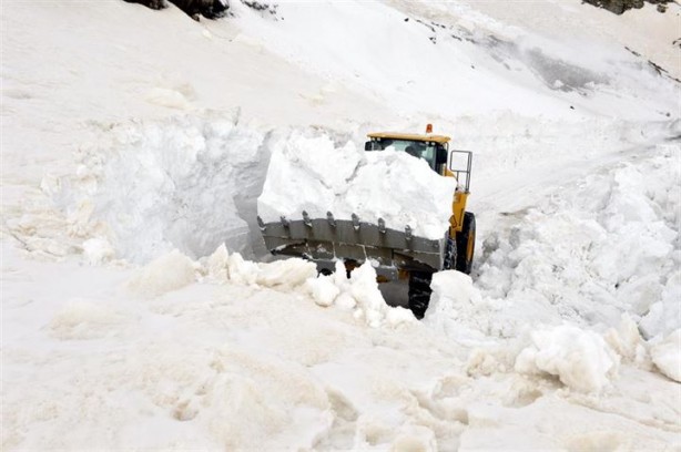 Foto - Baharda 6 metre karla kaplı yolu açmaya çalışıyorlar