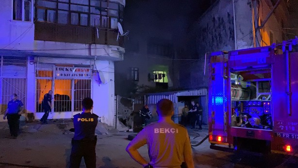 Foto - Bahçede başlayan yangın iş yerine ve arabaya sıçradı, mahalleli panik yaşadı