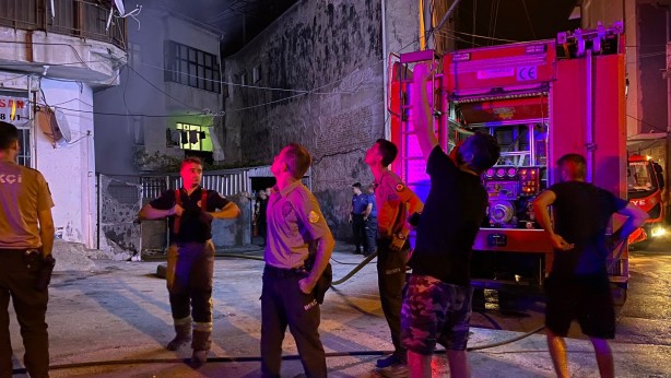 Foto - Bahçede başlayan yangın iş yerine ve arabaya sıçradı, mahalleli panik yaşadı