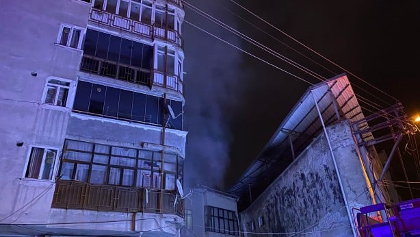 Foto - Bahçede başlayan yangın iş yerine ve arabaya sıçradı, mahalleli panik yaşadı