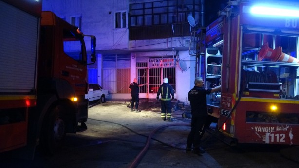 Foto - Bahçede başlayan yangın iş yerine ve arabaya sıçradı, mahalleli panik yaşadı