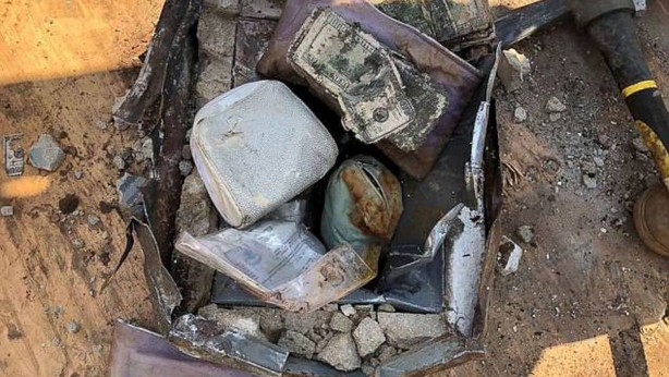 Foto - Bahçelerinde servet değerinde kasa buldular! İçinden dolarlar, mücevherler, takılar çıktı! Sonrasında yaşananlar ise herkesi şaşırttı