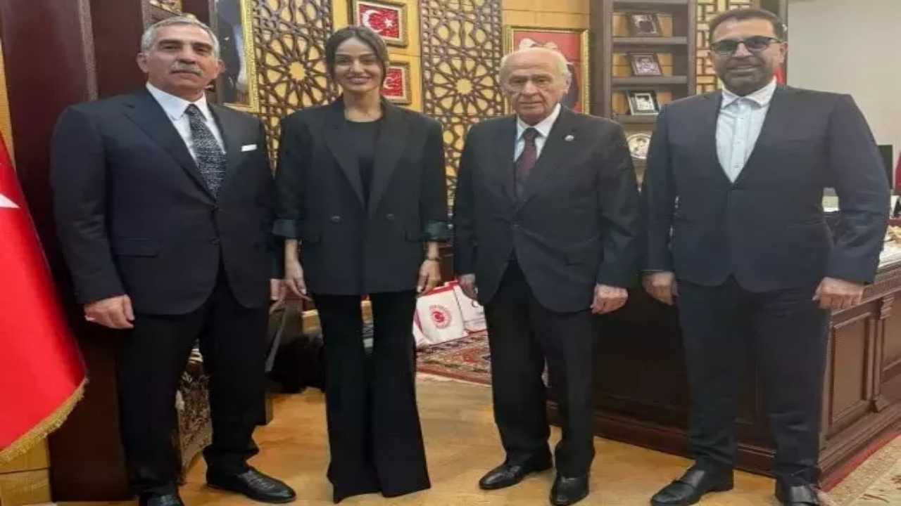 Foto - Bahçeli, "Alevi Açılımı"nın startını ünlü şarkıcıyla verecek! Genel merkezde buluştular