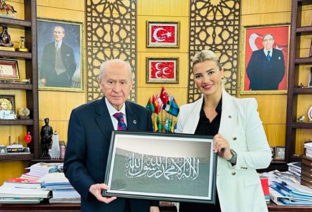 Bahçeli'den dikkat çeken poz