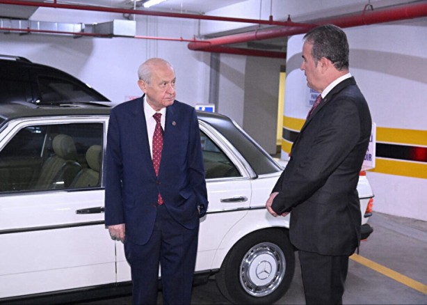 Foto - Bahçeli'den o milletvekiline klasik otomobil hediyesi!