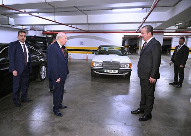 Foto - Bahçeli'den o milletvekiline klasik otomobil hediyesi!