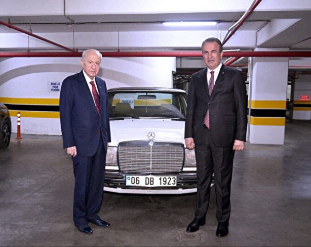 Foto - Bahçeli'den o milletvekiline klasik otomobil hediyesi!