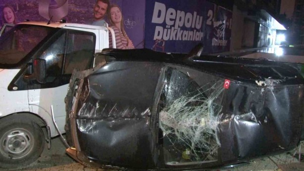 Foto - Bahçelievler E-5 Karayolu’nda otomobil, otobüs durağına çarparak takla attı