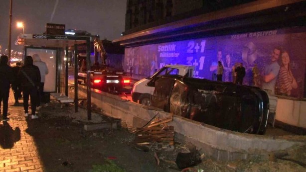 Foto - Bahçelievler E-5 Karayolu’nda otomobil, otobüs durağına çarparak takla attı