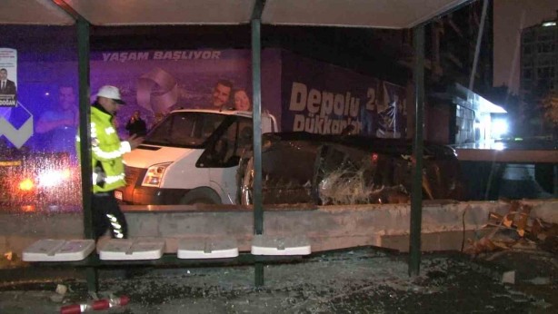 Foto - Bahçelievler E-5 Karayolu’nda otomobil, otobüs durağına çarparak takla attı
