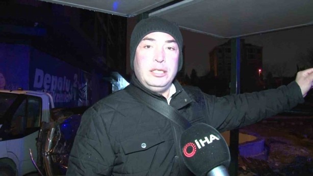 Foto - Bahçelievler E-5 Karayolu’nda otomobil, otobüs durağına çarparak takla attı