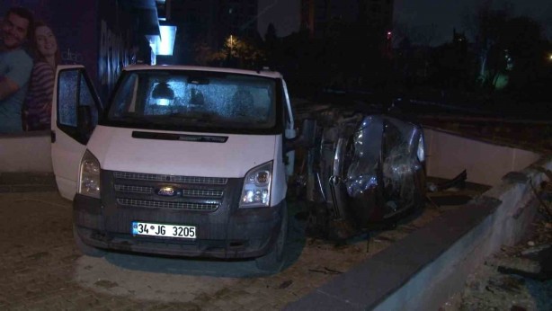 Foto - Bahçelievler E-5 Karayolu’nda otomobil, otobüs durağına çarparak takla attı