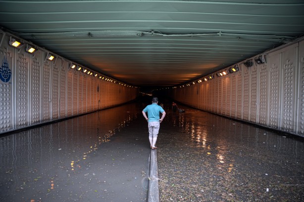 Foto - Bahçelievler'de altgeçidi su bastı: Araçlar mahsur kaldı!